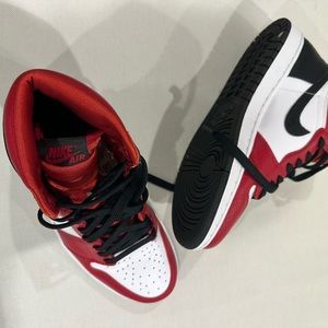 Wmns Air Jordan 1 Retro High OG 'Satin Red'